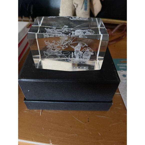 3D Laser Etched Crystal Glass Santa Sleigh and Reindeer - Picture 3 of 4